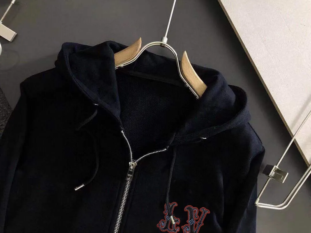 🅿️420 [LV Louis Vuitton] (Fat Man Gospel) hot-selling suit is coming. Focus on the original version of the official website. 2025 new hot-selling cardigan sweater suit. The original order is the best. 🇭🇰The meticulous work of top designers is dedicated to a fitting and perfect upper body effect. All-natural high-quality Roman cotton 100%, close-fitting comfort, noble and elegant! Original hardware embodies elegance and nobility! Counter size: M-5XL (maximum wear up to 220 pounds)
